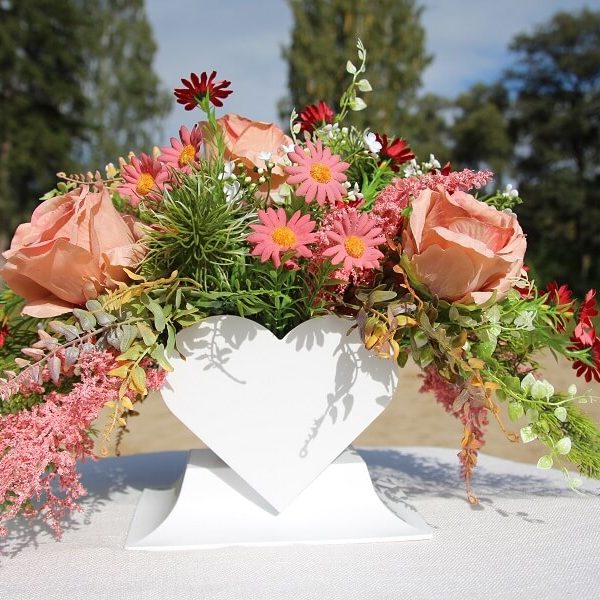 380-Stroik nagrobny w sercu z różami i stokrotkami